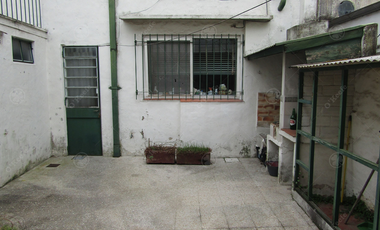 Casa en venta, 4 ambientes, en quilmes centro, amplia cochera