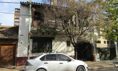 Casa en venta, 4 ambientes, en quilmes centro, amplia cochera