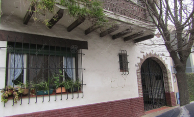 Casa en venta, 4 ambientes, en quilmes centro, amplia cochera