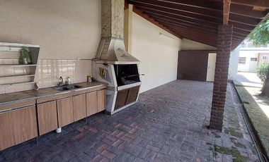 Importante residencia de 5 ambientes – Morón Sur