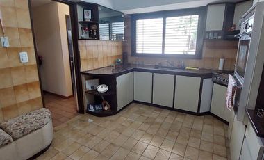 Importante residencia de 5 ambientes – Morón Sur