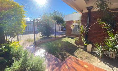 AMPLIA CASA AMERICANA DE 4 AMBIENTES - CASTELAR NORTE