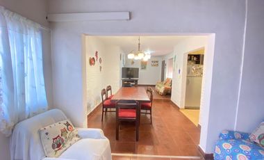 AMPLIA CASA AMERICANA DE 4 AMBIENTES - CASTELAR NORTE
