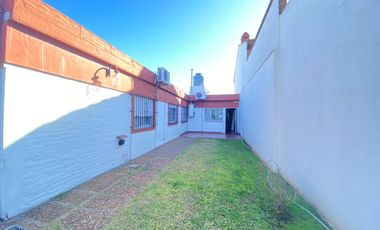 AMPLIA CASA AMERICANA DE 4 AMBIENTES - CASTELAR NORTE
