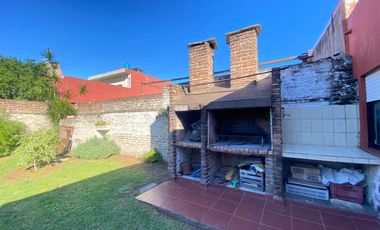 AMPLIA CASA AMERICANA DE 4 AMBIENTES - CASTELAR NORTE