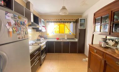 AMPLIA CASA AMERICANA DE 4 AMBIENTES - CASTELAR NORTE