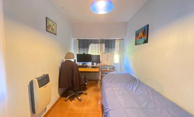 AMPLIA CASA AMERICANA DE 4 AMBIENTES - CASTELAR NORTE