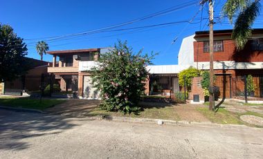 AMPLIA CASA AMERICANA DE 4 AMBIENTES - CASTELAR NORTE