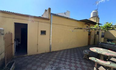Casa con Local a metros de Avenida Alem!!!  Monte Grande.-