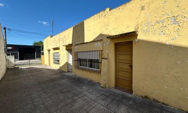 Casa con Local a metros de Avenida Alem!!!  Monte Grande.-