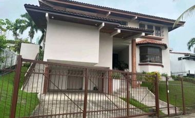 CASA  DUPLEX  EN  ALTOS DEL GOLF  EN LOMA  ALEGRE 5REC 4.5B 450M2