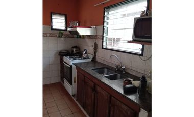 CASA Y 2 DEPTOS EN SOLDADO MORENO