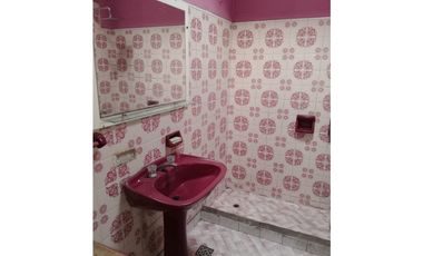 CASA Y 2 DEPTOS EN SOLDADO MORENO