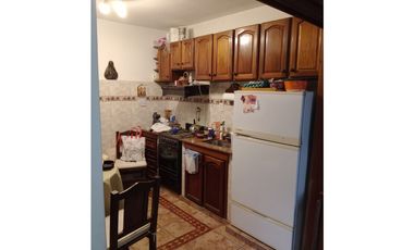 CASA Y 2 DEPTOS EN SOLDADO MORENO