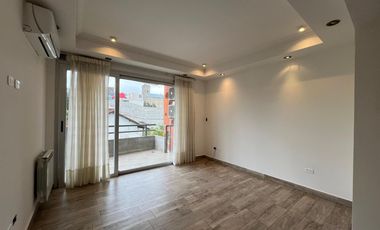 Departamento dos ambientes con cochera a la venta en Quilmes Centro