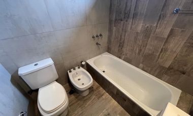 Departamento dos ambientes con cochera a la venta en Quilmes Centro