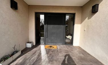 Casa en venta y alquiler con muebles en  barrio Pilará . La Berlina, Pilar