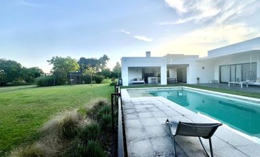 Casa en venta y alquiler con muebles en  barrio Pilará . La Berlina, Pilar