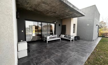 Casa en venta y alquiler con muebles en  barrio Pilará . La Berlina, Pilar