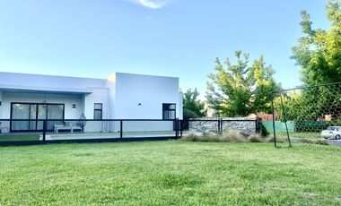Casa en venta y alquiler con muebles en  barrio Pilará . La Berlina, Pilar