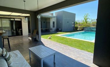 Casa en venta y alquiler con muebles en  barrio Pilará . La Berlina, Pilar