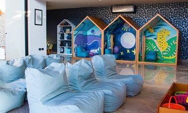 CASA DE 5 RECÁMARAS CON RECÁMARA EN PLANTA BAJA, DENTRO DE COTO NORTE DE MÉRIDA,