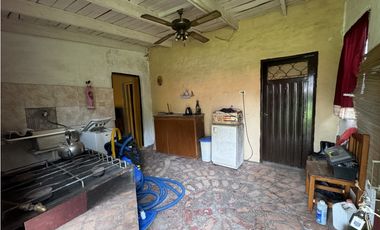 Campo en venta en Ranchos. 1 Ha con casas, pileta, arboleda, etc.