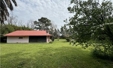 Campo en venta en Ranchos. 1 Ha con casas, pileta, arboleda, etc.