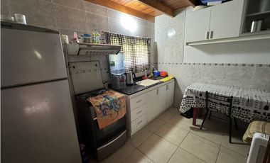 Campo en venta en Ranchos. 1 Ha con casas, pileta, arboleda, etc.