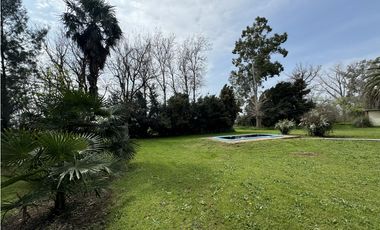 Campo en venta en Ranchos. 1 Ha con casas, pileta, arboleda, etc.