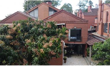 VENDO CASA GRANDE SECTOR EXCLUSIVO 4 HAB CON PATIO - EL POBLADO