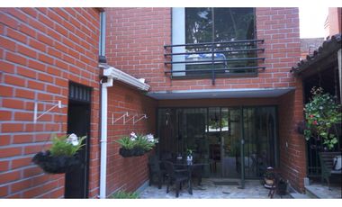 VENDO CASA GRANDE SECTOR EXCLUSIVO 4 HAB CON PATIO - EL POBLADO