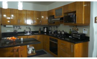 VENDO CASA GRANDE SECTOR EXCLUSIVO 4 HAB CON PATIO - EL POBLADO