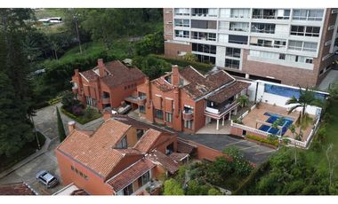 VENDO CASA GRANDE SECTOR EXCLUSIVO 4 HAB CON PATIO - EL POBLADO