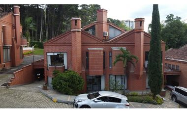 VENDO CASA GRANDE SECTOR EXCLUSIVO 4 HAB CON PATIO - EL POBLADO