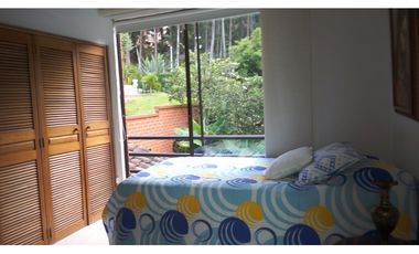 VENDO CASA GRANDE SECTOR EXCLUSIVO 4 HAB CON PATIO - EL POBLADO