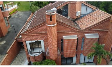 VENDO CASA GRANDE SECTOR EXCLUSIVO 4 HAB CON PATIO - EL POBLADO