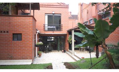 VENDO CASA GRANDE SECTOR EXCLUSIVO 4 HAB CON PATIO - EL POBLADO
