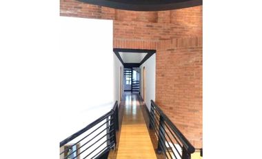 Venta Casa en El Poblado,  840 mts,  unidad cerrada