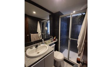 VENTA  AMPLIO APARTAMENTO UNIDAD COMPLETA LOMA LOS BERNAL PARTE BAJA