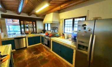 CASA EN VENTA,  AVNDARO.