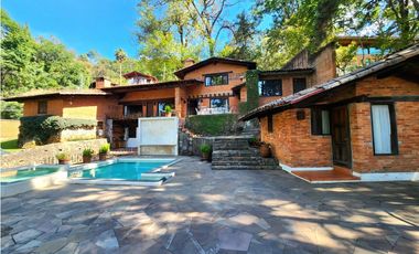 CASA EN VENTA EN AVNDARO