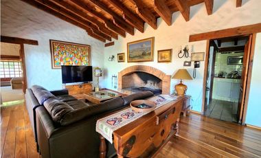 CASA EN VENTA EN AVNDARO