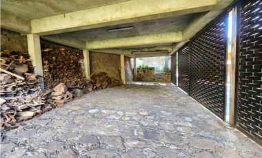 CASA EN VENTA EN AVNDARO