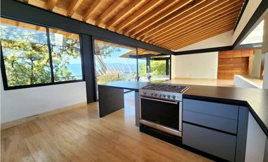 CASA EN VENTA CON VISTA AL LAGO EN VALLE DE BRAVO