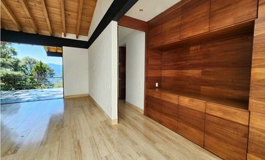 CASA EN VENTA CON VISTA AL LAGO EN VALLE DE BRAVO