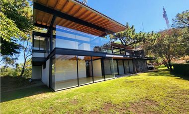 CASA EN VENTA CON VISTA AL LAGO EN VALLE DE BRAVO