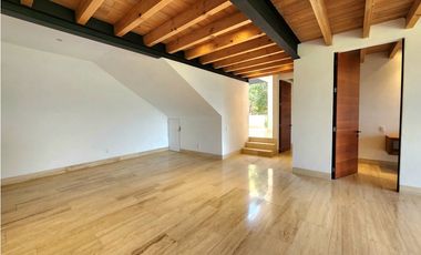 CASA EN VENTA CON VISTA AL LAGO EN VALLE DE BRAVO