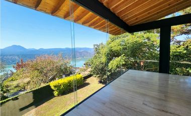 CASA EN VENTA CON VISTA AL LAGO EN VALLE DE BRAVO