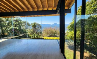 CASA EN VENTA CON VISTA AL LAGO EN VALLE DE BRAVO